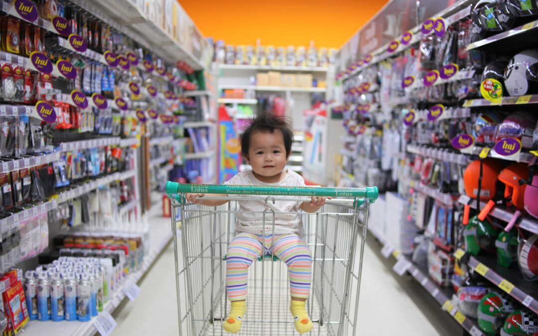 Γονεϊκότητα σε «κοινή θέα»: Πώς να μην μετατραπείς στον γονιό που δεν θέλεις όταν σε κρίνουν.