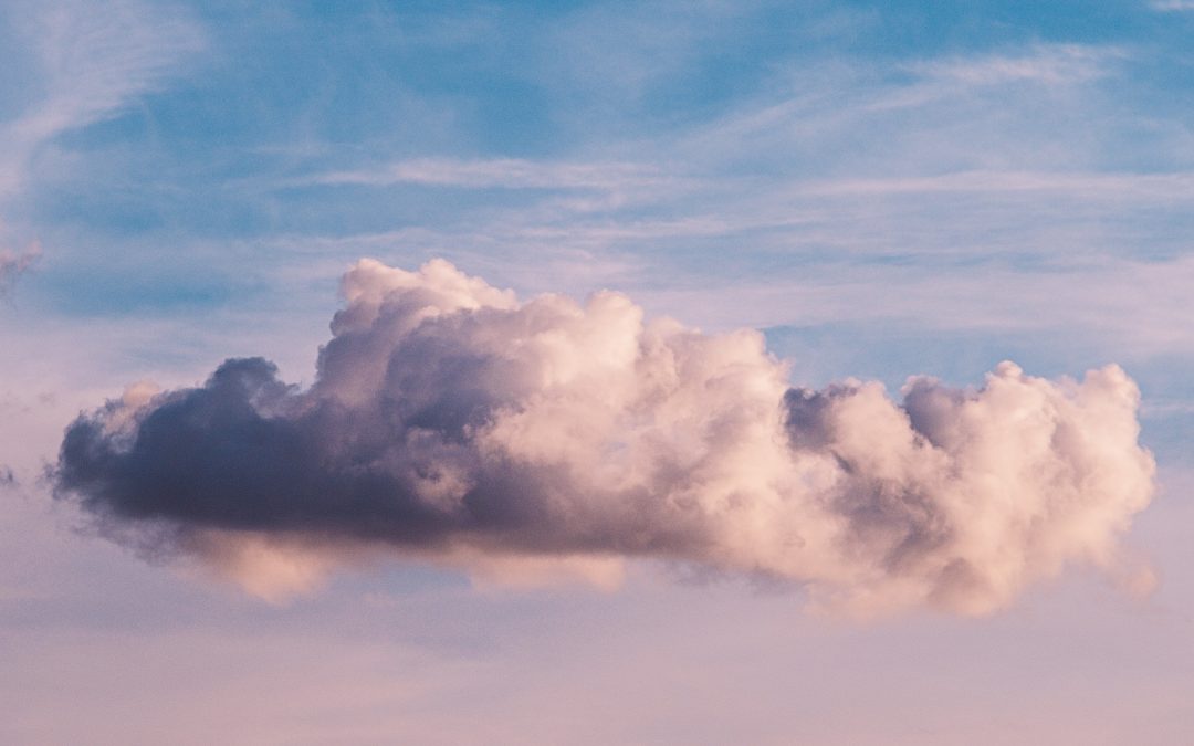 Πώς να αφήνω τις “δύσκολες σκέψεις” να φεύγουν σαν τα σύννεφα;